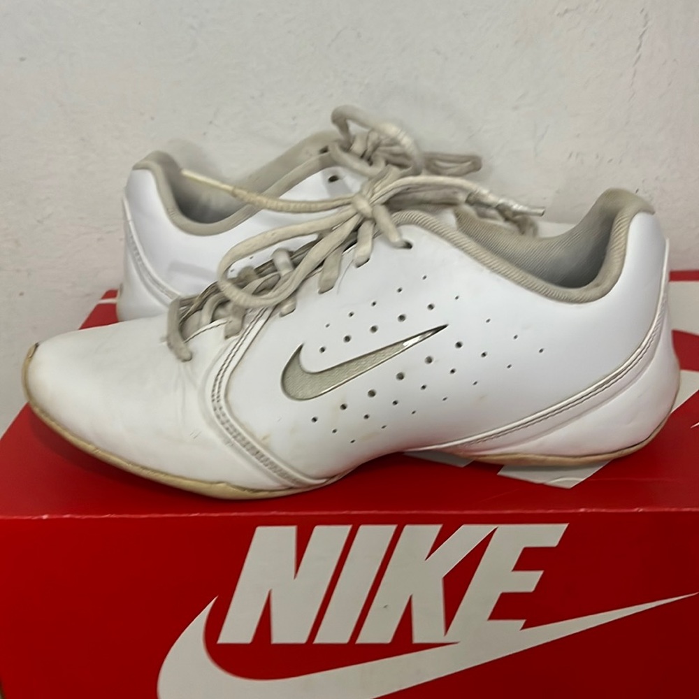 White Nike cheer shoes. Size 6 womens, size 4/4.5 youth, and size 4 mens.